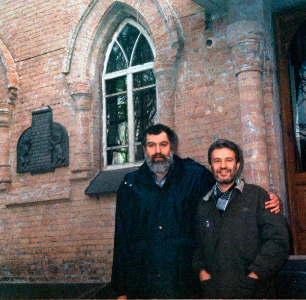 1996 год, первый визит Леонида в Запорожье после эмиграции. Улица Тургенева, 22, здание синагоги, где тогда работал еврейский благотворительный центр «Хэсэд Михаэль»